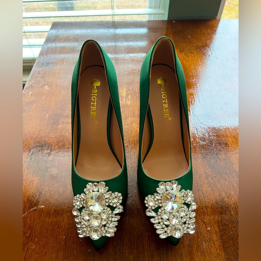 NWOB Emerald Green Crystal Embellished Stilettos